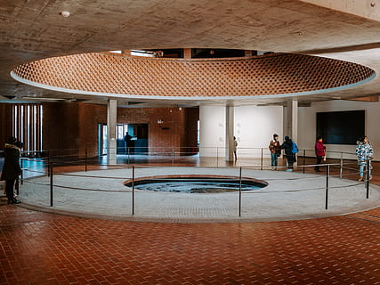 gente dentro del edificio, piso, humano, persona, edificio, arquitectura, madera, madera dura, pretil, barandilla, corredor, edificio de oficinas, losa, adentro, diseño de interiores, vestíbulo, habitación, hormigón, arena, madera contrachapada, estructura construida, gente real, hombres, reflexión, gente, estilos de vida, mujer, grupo de personas, adulto, iluminado, para caminar, personas incidentales, longitud total, en pie, azulejo, día, columna arquitectonica, techo, suelo de baldosas, 5K, CC0, dominio público, libre de derechos