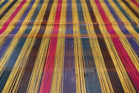 Weberei, Schussfäden, Webstuhl, Vollbild, Muster, Hintergründe, mehrfarbig, keine Leute, drinnen, gestreift, Gelb, Seite an Seite, Nahansicht, High Angle View, Design, Textil-, die Architektur, abstrakt, texturiert, in einer Reihe, Wandbau - Funktion, Stillleben, Fliesenboden, 5K, CC0, gemeinfrei, lizenzfrei