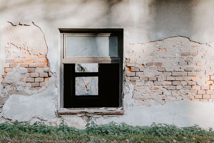 obert, marró, clar, finestra de vidre, maó, paret, edifici, finestra, marc de finestra, guix, descuidat, abandonat, buit, casa, llum solar, desfer-se, verd, ortiga, fullatge, arruïnat, arquitectura, estructura construïda, exterior de l'edifici, funció de construcció de parets, vell, espatllat, cap gent, paret de maó, barri residencial, resistent, dia, trencat, porta, entrada, a l'aire lliure, demolida, 5K