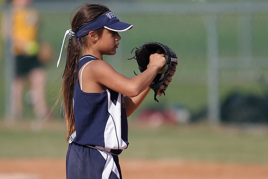 noia jugant a beisbol, acció, actiu, activitat, atleta, pilota, joc de pilota, estadi de ball, beisbol, tapa, receptor, diversió, femella, camp, joc, guant, noi, oci, vestit, parc, llançador, jugar, jugador, recreació, softbol, esport, equipament esportiu, estadi, estiu, uniforme, desgast, jove, joventut, vista lateral, de peu, dues persones, nen, centrar-se en primer pla, noies, dones, dia, beisbol - esport, cintura cap amunt, infància, femelles, gent, adult, roba, celebració, pentinat, descendència, unió, vista del perfil, filla, 1080P