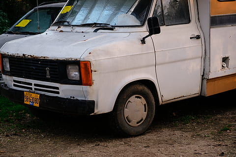 weißer van, van, Transport, Fahrzeug, LKW, Auto, Rad, Maschine, Automobil, Reifen, Windschutzscheibe, gesprochen, Leichtmetallfelge, Wohnmobil, Umzugswagen, Bus, Autoreifen, Kleinbus, Wohnwagen, Licht, Scheinwerfer, Transportmittel, Landfahrzeug, Kraftfahrzeug, stationär, keine Leute, Stadt, Tag, draußen, die Architektur, alt, Natur, Nutzfahrzeug, Parkplatz, Retro-Stil, van - fahrzeug, Straße, 5K, CC0, gemeinfrei, lizenzfrei