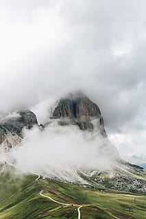 harmaa, vuorijono, katettu, pilviä, vuori, Alpit, ulkona, luonto, campitello di fassa, Italia, ylätasanko, meri, valtameri, meren aallot, vesi, ala, ruohoalue, harja, kasvi, ruoho, kasvisto, maisema, pilvi - taivas, taivas, ympäristö, maisemat - luonto, kauneus luonnossa, ei ihmisiä, ei-kaupunkikuvia, päivä, tyyneys, rauhallinen kohtaus, sumu, maa, matkakohteet, voimaa luonnossa, tulivuoren kraatteri, 5K, CC0, public domain, rojaltivapaa