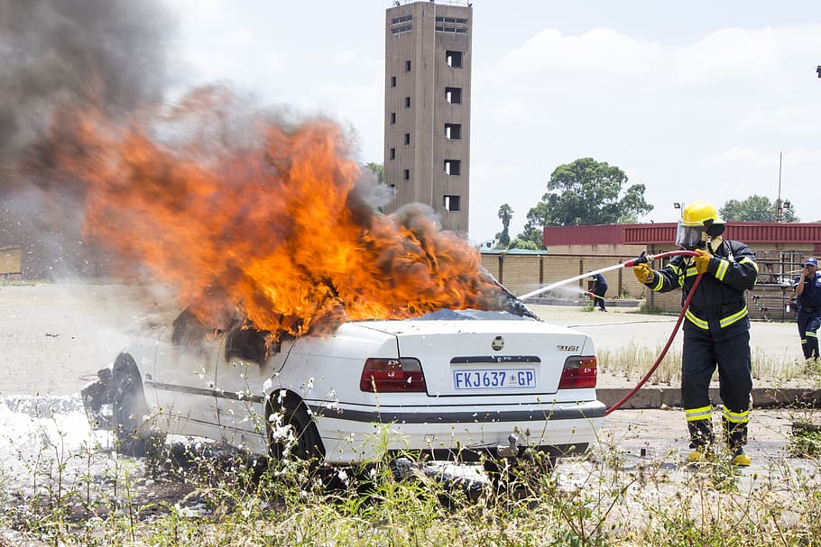 sedan blanc, persona, humà, bomber, foc, casc, roba, cotxe, transport, vehicle, automòbil, calenta, vermell, gasolina, cremar, flama, fum, pneumàtic, camió de bombers, camió, ocupació, manera de transport, foc - fenomen natural, dia, naturalesa, cremant, accidents i desastres, vehicle terrestre, fum - estructura física, persones reals, homes, estructura construïda, grup de persones, arquitectura, destrucció, comunicació, treballador de rescat, a l'aire lliure, govern, 5K