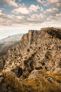 høy, vinkel bilde, brun, klippe, skyer, dagslys, miljø, gress, landskap, fjelltopp, fjellene, natur, bergarter, scenisk, syn, himmel, sky - himmel, skjønnhet i naturen, fjell, naturskjønnhet - natur, stein, ikke-urbane scene, ro, land, ingen folk, utendørs, geologi, rolig scene, fysisk geografi, bergformasjon, dag, idylliske, dannelse, 5K, CC0, offentlig domene, opphavsrett gratis