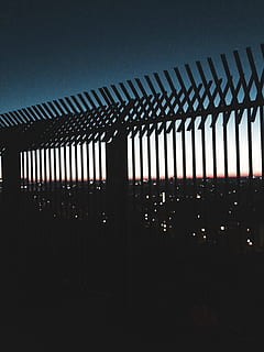 Berlin, bunker, udsigt, Tyskland, Alemania, vista, himmel, solnedgang, nat, lys, Colores, gradient, degradado, Reja, Luces, noche, rejse, krig, arkitektur, ingen mennesker, bygget struktur, mønster, bygning udvendig, bygning, belyst, natur, udendørs, industri, mørk, i en række, vand, lav vinkel visning, metal, skyfri himmel, by, 2K, CC0, offentligt domæne, royaltyfrie