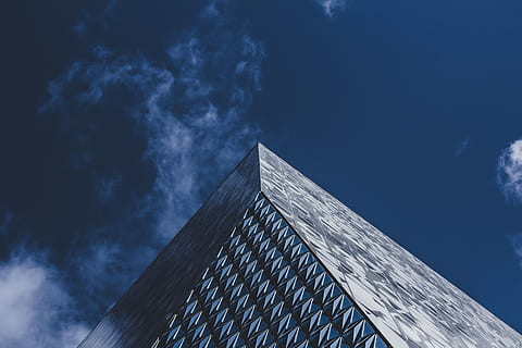 die Architektur, Gebäude, Infrastruktur, Wolkenkratzer, Blau, Himmel, Wolken, gebaute Struktur, Gebäudehülle, wolke - himmel, modern, Flachwinkelansicht, Stadt, Natur, Bürogebäude außen, keine Leute, Büro, Dreieck Form, draußen, Turm, große Höhe, Reflexion, direkt darunter, Winkel, 5K, CC0, gemeinfrei, lizenzfrei