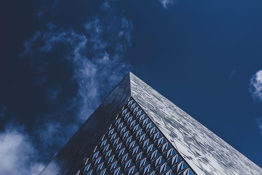 arquitectura, edifici, infraestructura, gratacels, blau, cel, núvols, estructura construïda, exterior de l'edifici, núvol - cel, modern, vista d’angle baix, ciutat, naturalesa, exterior d’edifici d’oficines, cap gent, oficina, forma de triangle, a l'aire lliure, torre, alta - alta, reflexió, directament a sota, angle, 5K
