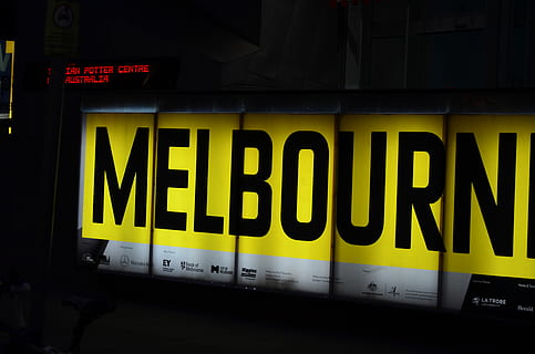 melbourne, testo, comunicazione, sceneggiatura occidentale, lettera maiuscola, giallo, cartello, informazione, nessuno, architettura, colore nero, notte, segno di informazione, segnale di pericolo, illuminato, esterno dell'edificio, guida, struttura costruita, città, avvicinamento, Messaggio, 4K, CC0, dominio pubblico, privo di copyright