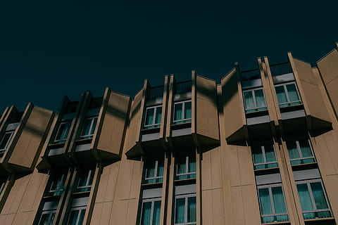 beige bygning, hjem indretning, by-, bygning, by, høj stigning, vindue, kontorbygning, højhus, gelænder, vindueskygge, gardin, boliger, condo, arkitektur, lukker, silhuet, udendørs, bmx, bygning udvendig, bygget struktur, lav vinkel visning, himmel, ingen mennesker, boligområde, natur, skyfri himmel, glas - materiale, i en række, mønster, dag, blå, side om side, gentagelse, lejlighed, 5K, CC0, offentligt domæne, royaltyfrie