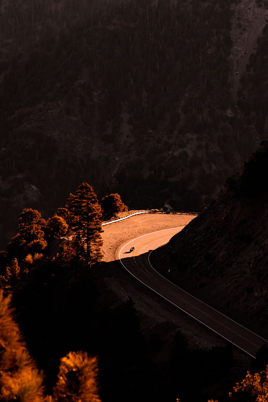 strada durante il giorno, nessuno, albero, natura, mezzi di trasporto, strada, pianta, notte, bellezza nella natura, terra, scenics - natura, scena non urbana, all'aperto, montagna, vista dall'alto, ambiente, la tranquillità, scena tranquilla, cielo, architettura, paesaggio, 5K
