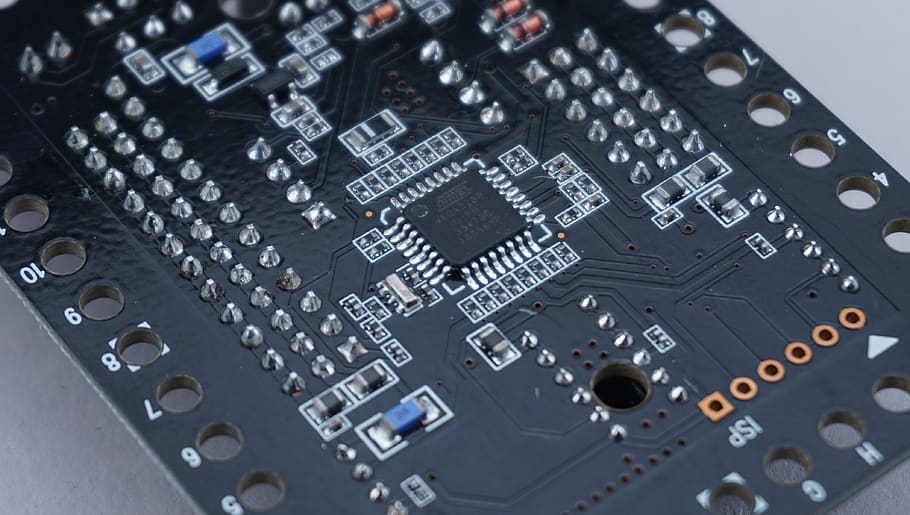 microcontrolador, un microordinador, micom, tecnologia, indústria electrònica, complexitat, targeta de circuits, connexió, indústria, cap gent, control, primer pla, equipament, placa base, xip d’ordinador, component elèctric, a l'interior, fons, part de l’ordinador, marc complet, comunicació, vehicle aeri, vista d’angle alt, indústria aeroespacial, equipament elèctric, 4K