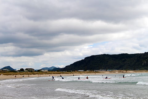 mennesker, strand, grå, overskyet, himmel, aktiv, skyer, ocean, rekreation, sand, hav, kysten, havet, storm, surf, undervisning, vand, Whangamata, sky - himmel, jord, gruppe af mennesker, bjerg, natur, menneskemængde, ferie, stor gruppe mennesker, dag, fritidsaktivitet, scenics - natur, sport, ferier, rejse, udendørs, 5K, CC0, offentligt domæne, royaltyfrie