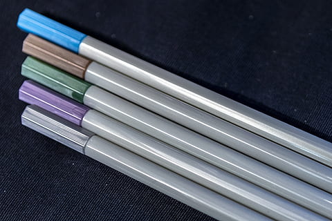marcatore, colori, rosa, penne, avvicinamento, nessuno, natura morta, in casa, vista dall'alto, strumento di scrittura, pila, penna, tavolo, preparativi, di fila, formazione scolastica, grande gruppo di oggetti, variazione, scelta, gruppo di oggetti, concentrarsi sulle conoscenze acquisite, pubblicazione, libro, file, 2K, CC0, dominio pubblico, privo di copyright