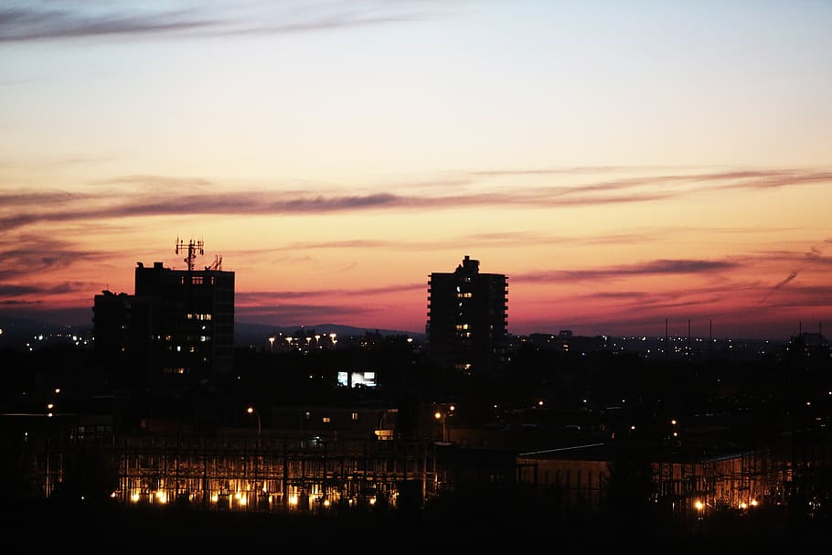 posta de sol, cel, nit, fosc, edificis, ciutat, llums, horitzó, exterior de l'edifici, arquitectura, estructura construïda, color taronja, il·luminat, edifici, cap gent, naturalesa, núvol - cel, paisatge urbà, fàbrica, silueta, a l'aire lliure, indústria, bellesa a la natura, barri residencial, exterior d’edifici d’oficines, gratacels, 5K