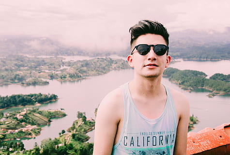 Kerl, Natur, Brille, nett, cool, junge Männer, junger Erwachsener, eine Person, Vorderansicht, Mode, Sonnenbrille, Porträt, Lebensstile, echte Menschen, Taille hoch, Stehen, Freizeitbeschäftigung, Legere Kleidung, Fokus auf den Vordergrund, Tag, Kamera betrachten, draußen, 2K, CC0, gemeinfrei, lizenzfrei