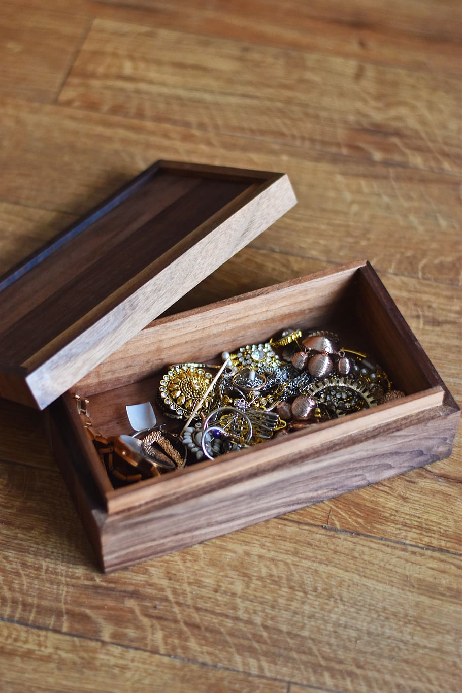 Gold, Silberring, Holz - Material, Box, Schmuckkästchen, Container, Schmuck, High Angle View, drinnen, Tabelle, Stillleben, Reichtum, keine Leute, Kasten - Behälter, Ring, Luxus, Fokus auf den Vordergrund, Nahansicht, Diamant - Edelstein, braun, Fülle, gestalten, Edelstein, persönliches Accessoire, Holzmaserung, Tablett, 5K