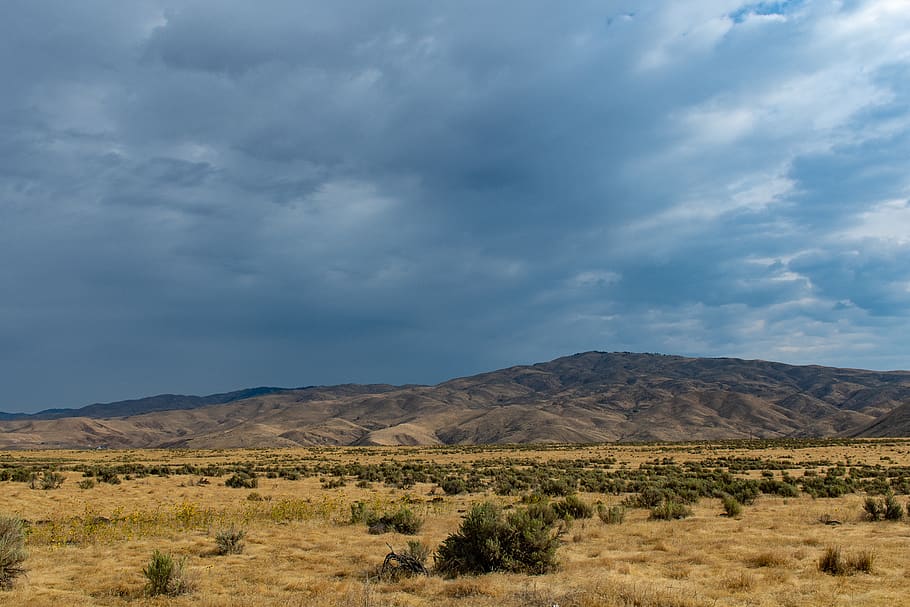 escènic, vista, muntanyes, 4K fons de pantalla, núvol, núvols, ennuvolat, medi ambient, camp, camp de gespa, pastures, fons de pantalla hd, paisatge, muntanya, naturalesa, cel, núvol - cel, escenics - natura, bellesa a la natura, escena tranquil·la, escena no urbana, tranquil·litat, terra, Serra, cap gent, dia, planta, remot, herba, idíl·lic, desert, a l'aire lliure, clima àrid, clima, semiàrid, formació, 5K
