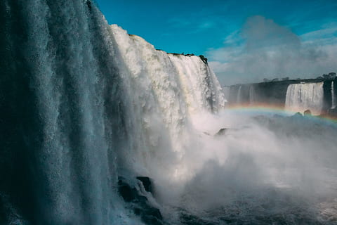 cascadas con arcoiris, luz, tiempo de día, ambiente, fluir, paisaje, montaña, naturaleza, al aire libre, parque, arco iris, río, rocas, escénico, luz del sol, agua, cascadas, invierno, madera, cascada, belleza en la naturaleza, paisajes - naturaleza, movimiento, poder, larga exposición, agua que fluye, poder en la naturaleza, salpicaduras, rock, destinos de viaje, fluido, movimiento borroso, roca - objeto, nadie, la caída del agua, 5K, CC0, dominio público, libre de derechos