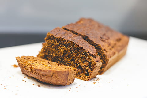 overfladisk, fokus fotografering, skiveskåret, brownies, bagt, bagning, sløret baggrund, brød, kager, skærebræt, tæt på, lækker, mad, bagværk, skiver, søde sager, mad og drikke, friskhed, sødt mad, indendørs, skive, Brun, klar til at spise, sød, ingen mennesker, fokus på forgrunden, kage, dessert, stilleben, overbærenhed, hjemmelavet, plade, bord, fristelse, Brunt brød, snack, kulhydrat - mad type, slankekure, 4K, CC0, offentligt domæne, royaltyfrie