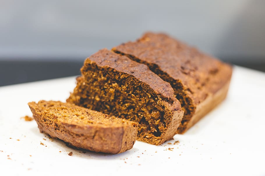poc profund, focalitzar la fotografia, rodanxes, brownies, al forn, cocció, fons borrós, pa, pastissos, taula de tallar, primer pla, deliciós, menjar, pastisseria, dolços, menjar i beguda, frescor, menjar dolç, a l'interior, tall, marró, llest per menjar, dolç, cap gent, centrar-se en primer pla, pastís, postres, natura morta, indulgència, casolà, placa, taula, temptació, pa marró, berenar, hidrats de carboni - tipus d'aliments, fer dieta, 4K