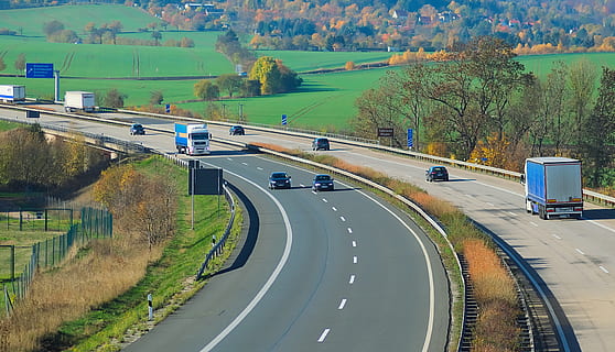 karayolu, A38, thuringia almanya, peyzaj, sonbahar, yol, taşımacılık, ağaç, bitki, ulaşım modu, işaret, yön, kara taşıtı, gün, doğa, insansız, ileriye giden yol, yüksek açılı görünüş, yol işaretleme, sembol, Motorlu araç, işaretleme, araba, eğri, açık havada, çoklu şeritli otoyol, 5K, CC0, kamu malı, telif ücretsiz