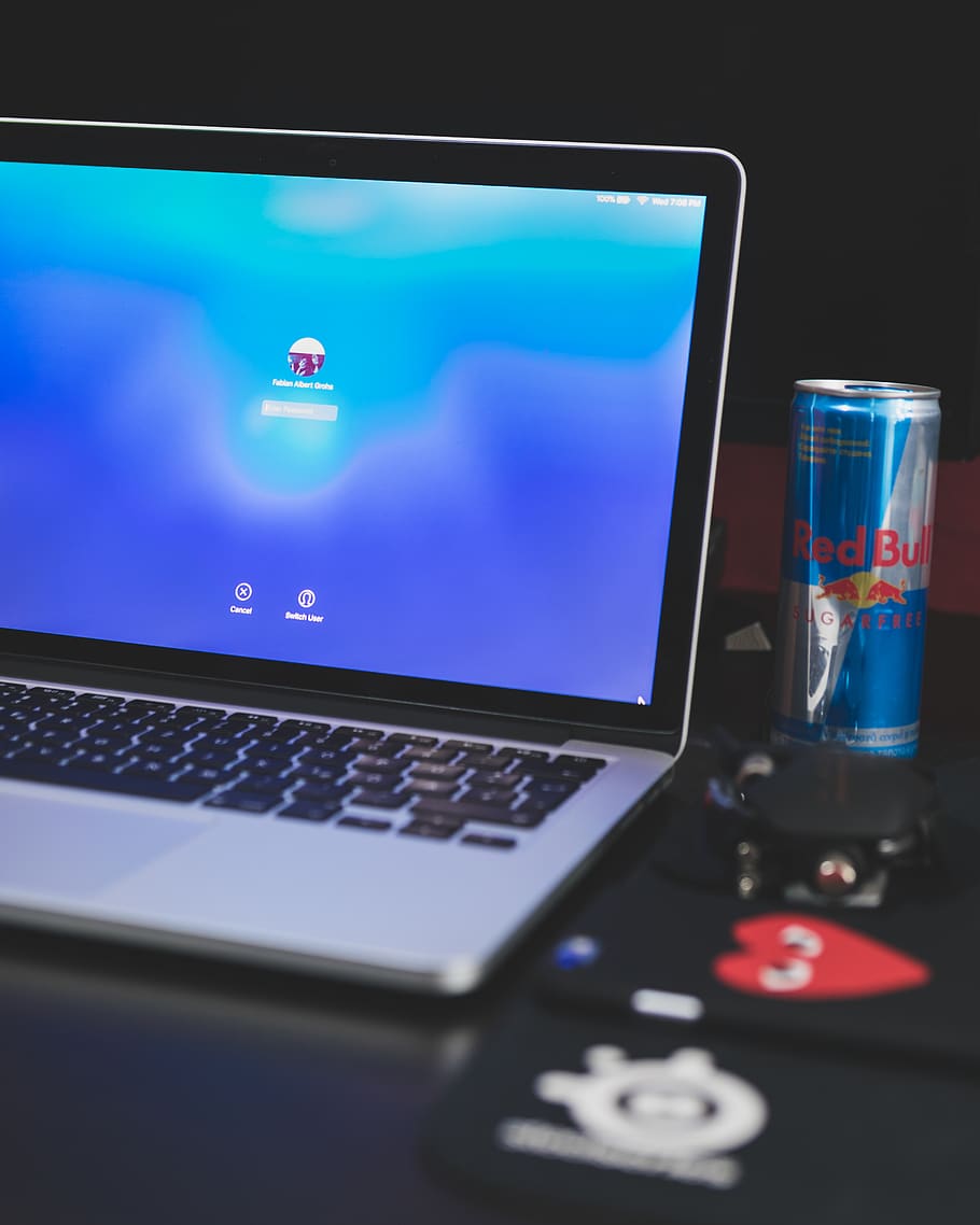 MacBook, programació, oficina, redbull, escriptori, portàtil, PC, desenvolupador, poma, MacBook Pro, mínim, blau, porpra, tecnologia, ordinador, tecnologia sense fils, comunicació, connexió, equips informàtics, primer pla, dispositiu d’informació portàtil, cap gent, a l'interior, teclat d’ordinador, taula, teclat, monitor d’ordinador, text, natura morta, enfocament selectiu, nombre, clau d’ordinador, equipament elèctric, 4K