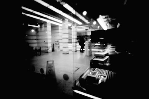 bokeh, pinhole, mezzi di trasporto, modo di trasporto, movimento, illuminato, trasporto pubblico, viaggio, movimento sfocato, notte, trasporto ferroviario, in casa, città, architettura, persone accessorie, in movimento, stazione ferroviaria, defocused, a piedi, treno, una persona, persone reali, buio, metropolitana, 4K, CC0, dominio pubblico, privo di copyright