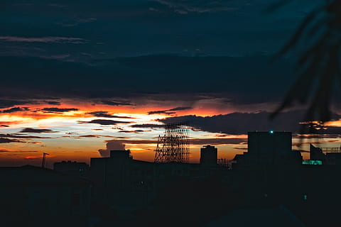 cielo, tramonto, esterno dell'edificio, architettura, struttura costruita, nuvola - cielo, costruzione, città, natura, colore arancione, nessuno, silhouette, all'aperto, cielo drammatico, bellezza nella natura, quartiere residenziale, fabbrica, paesaggio urbano, industria, inquinamento, grattacielo, 5K, CC0, dominio pubblico, privo di copyright