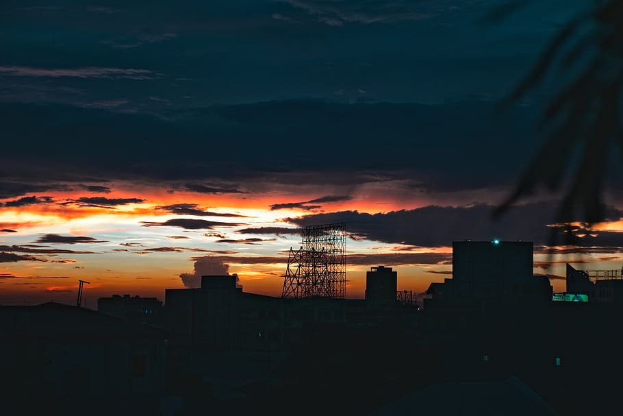 cielo, tramonto, esterno dell'edificio, architettura, struttura costruita, nuvola - cielo, costruzione, città, natura, colore arancione, nessuno, silhouette, all'aperto, cielo drammatico, bellezza nella natura, quartiere residenziale, fabbrica, paesaggio urbano, industria, inquinamento, grattacielo, 5K