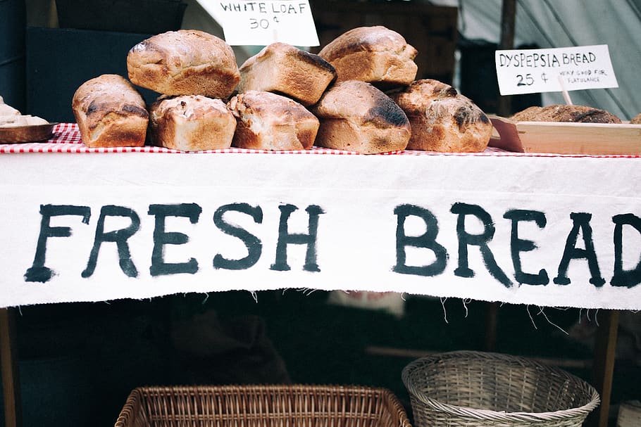fresc, pa, safata, al forn, cistelles, pans, deliciós, menjar, salut, casolà, a l'interior, mercat, venda, signe, estoc, saborós, tradicional, fusta, text, frescor, comunicació, menjar i beguda, etiqueta del preu, script no occidental, guió, venda al detall, gran grup d'objectes, guió occidental, Paradeta, a la venda, cistella, cap gent, negocis, alimentació saludable, dia, visualització al detall, botiga, a l'aire lliure, 5K