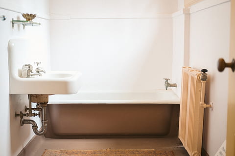 béžový panel topení, koupelna, domácí koupelna, dřez, domácí místnost, Domov, hygiena, vybavení domácností, kohoutek, uvnitř, zrcadlo, vana, umyvadlo, domácí interiér, absence, sprcha, nikdo, podlaha, moderní, odraz, domácího života, luxus, čistý, kachličková podlaha, čistota, 5K, CC0, veřejná doména, bez autorských práv
