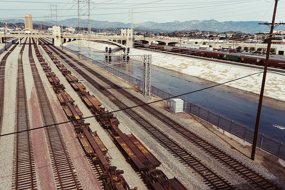 fotografia, rails de tren, pont, indústria, baranes, tren, transport, transport per ferrocarril, pista, vies del ferrocarril, manera de transport, vista d’angle alt, transport públic, dia, tren - vehicle, cap gent, arquitectura, naturalesa, estructura construïda, tren de càrrega, cel, a l'aire lliure, cable, viatjar, connexió, electricitat, pati de maniobra, Font d'alimentació, estació, 1080P