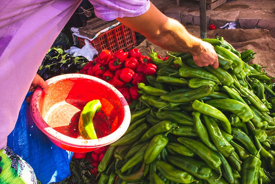 marroquí, awrir, menjar i beguda, menjar, frescor, una persona, vegetals, alimentació saludable, persones reals, mà humana, part del cos humà, benestar, mà, fruita, pebre, mercat, vista d’angle alt, secció mitjana, dia, estils de vida, elecció, part del cos, a l'aire lliure, 5K