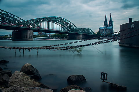 Deutschland, Köln, Doppelpunkt, Kuppel, Wasser, Fluss, Brücke, Rhein, die Architektur, gebaute Struktur, Verbindung, Brücke - künstliche Struktur, Gebäudehülle, wolke - himmel, Himmel, Transport, Stadt, Natur, Reiseziele, Ingenieurwesen, Rock, Reise, Bogen, Bogenbrücke, draußen, Bürogebäude außen, modern, Wolkenkratzer, Bucht, 4K, CC0, gemeinfrei, lizenzfrei