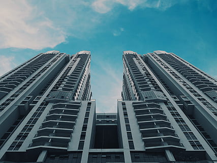 gris, concret, edifici, blau, cel, durant el dia, gratacels, núvol, finestra, arquitectura, arquitectònic, modern, torre, estructura, vidre, alt, horitzó, estructura construïda, exterior de l'edifici, ciutat, exterior d’edifici d’oficines, alta - alta, vista d’angle baix, núvol - cel, oficina, cap gent, naturalesa, dia, a l'aire lliure, paisatge, districte financer, 4K, CC0, domini públic, lliure de regalies