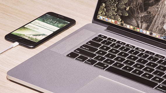 nešiojamas kompiuteris, mac, „iPhone“, technologijos, canon, mediena, kamera, Teheranas, iranas, belaidžio ryšio technologija, kompiuteris, ryšį, komunikacijos, nešiojamas informacijos įrenginys, lentelė, kompiuterinė įranga, patalpose, klaviatūra, kompiuterio klaviatūra, nėra žmonių, aukšto kampo vaizdas, tekstą, kompiuterio dalis, internetas, Iš arti, Vakarų scenarijus, baldai, kompiuterio raktas, 4K, CC0, Viešasis domenas, nemokamai