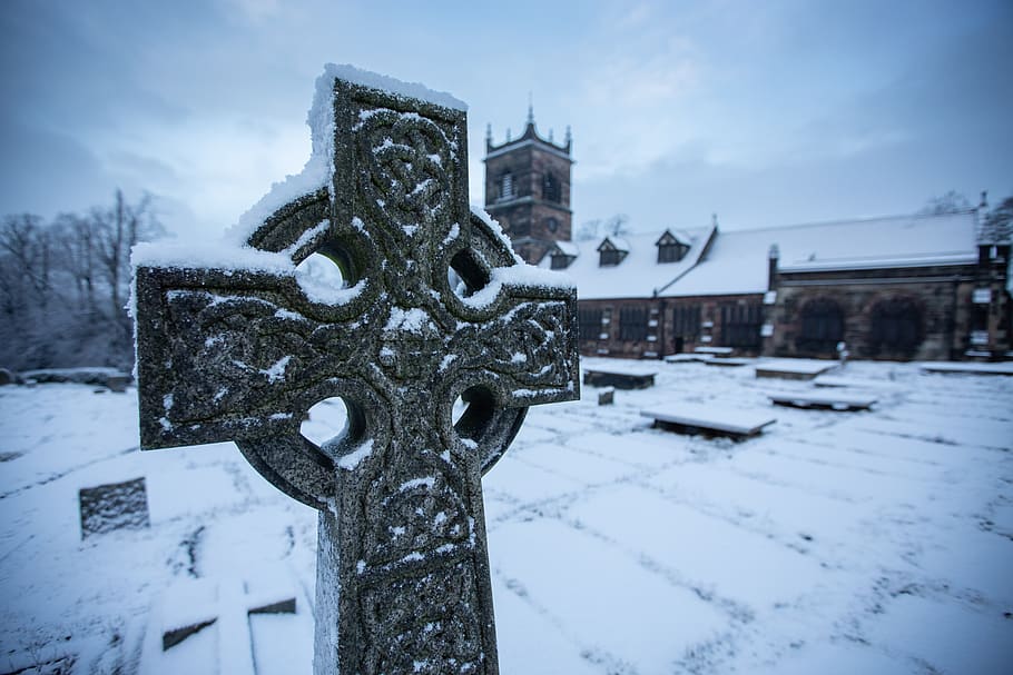 creu coberta de neu, símbol, creu, a l'aire lliure, crucifix, neu, Església, naturalesa, persona, humà, cheshire, rostherne, gel, hivern, temps, tomba, art, escultura, tempesta, campanar, torre, temperatura de fred, religió, arquitectura, dia, cap gent, creença, espiritualitat, cementiri, estructura construïda, cel, congelat, làpida, 5K