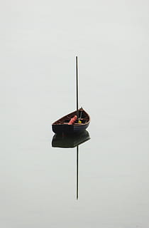 schwarzes Holzboot, Boot, Ruhe, schwimmend, Reflexion, heiter, still, Wasser, Essen und Trinken, Essstäbchen, kopieren sie platz, Studioaufnahme, Lebensmittel, drinnen, weißer Hintergrund, keine Leute, Natur, Frische, ausgeschnitten, Stillleben, schwarze Farbe, Weihrauch, halten, ungesunde Ernährung, Stock, 4K, CC0, gemeinfrei, lizenzfrei