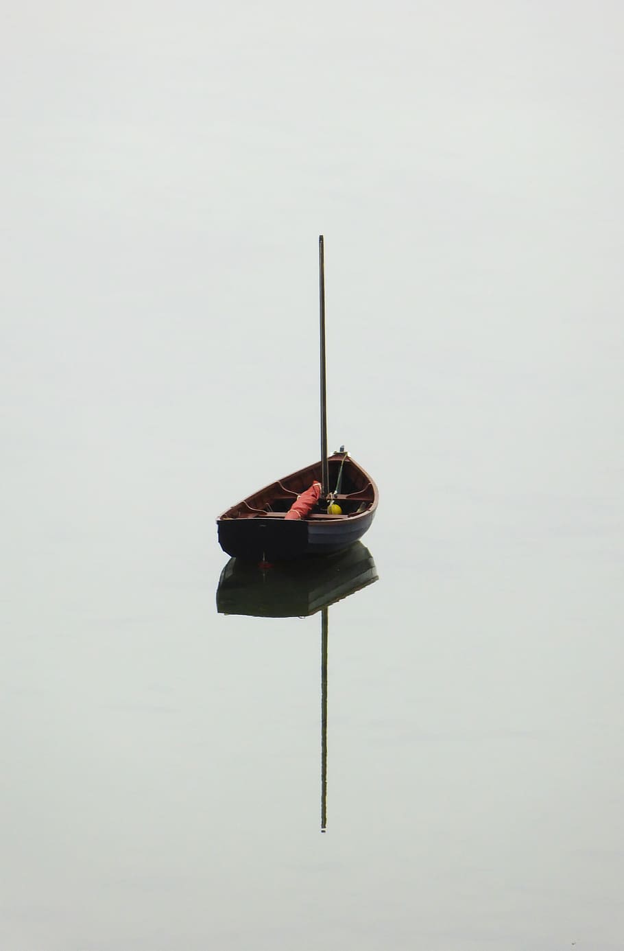 vaixell de fusta negre, vaixell, calma, flotant, reflexió, serè, tranquil, aigua, menjar i beguda, escuradents, còpia espai, tir de l'estudi, menjar, a l'interior, fons blanc, cap gent, naturalesa, frescor, tallar, natura morta, color negre, encens, celebració, menjar poc saludable, pal, 4K