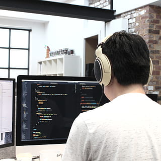 homme, portant, écouteurs, en utilisant, ordinateur, la personne, Humain, personnes, Windsor, Australie, minimal, Bureau, backend, site Internet, numérique, création de sites web, codeur, développement, la programmation, développeur, portable, écran, La technologie, technologie, vue arrière, Vrais gens, Hommes, une personne, la musique, se concentrer sur le premier plan, photo du visage, Vêtements décontractés, journée, à l'intérieur, culture artistique et divertissement, la communication, Occupation, studio, portrait, écoute, 2K, CC0, domaine public, libre de droits