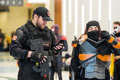 Mann mit smartphone, Besetzung, Uniform, Kleidung, echte Menschen, Männer, Stehen, Gewehr, junger Erwachsener, Waffe, Regierung, Gruppe von Leuten, die Architektur, Menschen, Fokus auf den Vordergrund, Gesetz, Polizei, Erwachsene, Taille hoch, Sicherheit, junge Männer, 5K, CC0, gemeinfrei, lizenzfrei