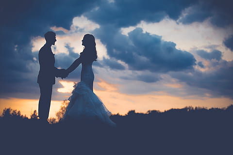 herbe, nuage, ciel, foncé, le coucher du soleil, silhouette, personnes, couple, homme, gars, jeune marié, la mariée, femme, fille, tenant par la main, amour, mariage, robe, costume, nuage - ciel, femmes, nouveau marié, fête, permanent, Vrais gens, adulte, la nature, unité, deux personnes, robe de mariée, un événement, couple - relation, Hommes, émotion positive, en plein air, 5K