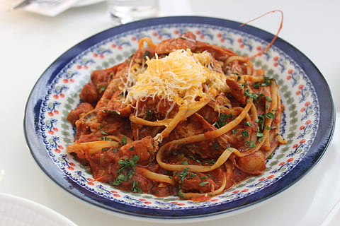 Küchenmaschine, Pasta, Essen, Tabelle, Kochen, Lebensmittel, Nudeln, Spaghetti, Koch, Kohlenhydrate, Italien, Ernährung, Tomate, frisch, köstlich, Teller, Mittelmeer, Hintergrund, Essen und Trinken, fertig für den Verzehr, Frische, drinnen, Stillleben, gesundes Essen, Wohlbefinden, Serviergröße, Nahansicht, Schüssel, keine Leute, High Angle View, Fokus auf den Vordergrund, Genuss, Fleisch, Mahlzeit, Meeresfrüchte, Garnierung, Snack, Versuchung, 2K, CC0, gemeinfrei, lizenzfrei