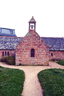 Lannion, architektura, stavba, exteriér budovy, budova, nebe, náboženství, místo uctívání, víra, čisté nebe, Příroda, den, duchovno, tráva, nikdo, rostlina, Dějiny, minulost, venku, cihlový, 2K, CC0, veřejná doména, bez autorských práv