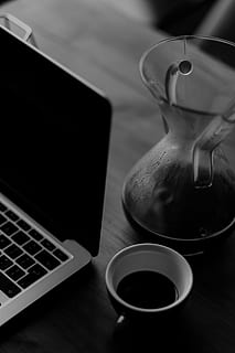 slått av macbook, svart og hvit, svart kaffe, brygget kaffe, koffein, nærbilde, kaffe, kaffe kopp, kaffe drikk, moderne, kopp, kopp kaffe, mørk, nydelig, enhet, elektronikk, filterkaffe, fokus, glass, varmt, varm drikke, innendørs, laptop, porselen, bærbar, skjerm, bord, teknologi, trådløst, tre, tre bord, trebord kaffe, mat og Drikke, datamaskin, drikke, forfriskning, trådløs teknologi, krus, forbindelse, ingen folk, kommunikasjon, stilleben, kaffe - drikke, mat, tastatur, tekopp, servise, 5K, CC0, offentlig domene, opphavsrett gratis