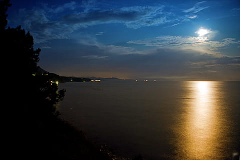 sort, blå, Sky, mørk, dramatisk, horisont, landskab, midnat, måne, måneskin, natur, nat, ocean, scene, hav, himmel, , vand, bølger, scenics - natur, sky - himmel, rolig scene, ro, skønhed i naturen, afspejling, ingen mennesker, sollys, belyst, idyllisk, sol, strand, udendørs, træ, havnefronten, 1080P, CC0, offentligt domæne, royaltyfrie