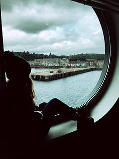 Ozean, Sehnsucht, Vision, Fenster, wolke - himmel, Wasser, Himmel, Natur, Transport, die Architektur, eine Person, gebaute Struktur, echte Menschen, Frau, Tag, Transportmittel, Fluss, Lebensstile, Freizeitbeschäftigung, Gebäudehülle, draußen, Stadt, Stadtbild, Blick auf Ansicht, 4K, CC0, gemeinfrei, lizenzfrei