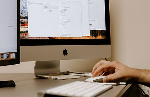 Person, halten, Weiß, Apfel magische Maus, neben, imac, Tastatur, Computer, Maus, Mac, Arbeit, Arbeiten, Schreibtisch, Arbeitsplatz, Arbeitstisch, Nahansicht, Digital, Gerät, Technik, Technologie, Tippen, Geschäft, seo, Vermarktungsstrategie, Marketing, Büro, Computerbildschirm, Computer Tastatur, menschliche Hand, Internet, Menschen, dokumentieren, Männer, Desktop-PC, Besetzung, drinnen, Tabelle, kaukasischer Abstammung, eine Person, Computermaus, Geschäftsmann, Kreativität, 4K, CC0, gemeinfrei, lizenzfrei