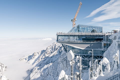 Foto, Turmdrehkran, Gebäude, die Architektur, Seilbahn, kalt, Kran, Tageslicht, Frost, gefroren, hoch, Berg, Gipfel, draußen, Himmel, Schnee, schneebedeckter Berg, schneebedeckt, Transportsystem, Winter, kalte Temperatur, weiße Farbe, Natur, Tag, Wasser, Schönheit in der Natur, Szenen - Natur, Sonnenlicht, Transport, wolke - himmel, gebaute Struktur, Reise, 5K, CC0, gemeinfrei, lizenzfrei