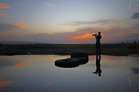 reflexió, taca, llum, llums, lent, digital, naturalesa, paisatge, estiu, posta de sol, llac, natural, cel, aigua, una persona, de peu, persones reals, longitud completa, estils de vida, escenics - natura, bellesa a la natura, homes, núvol - cel, activitat d'oci, tranquil·litat, escena no urbana, escena tranquil·la, a l'aire lliure, 5K, CC0, domini públic, lliure de regalies